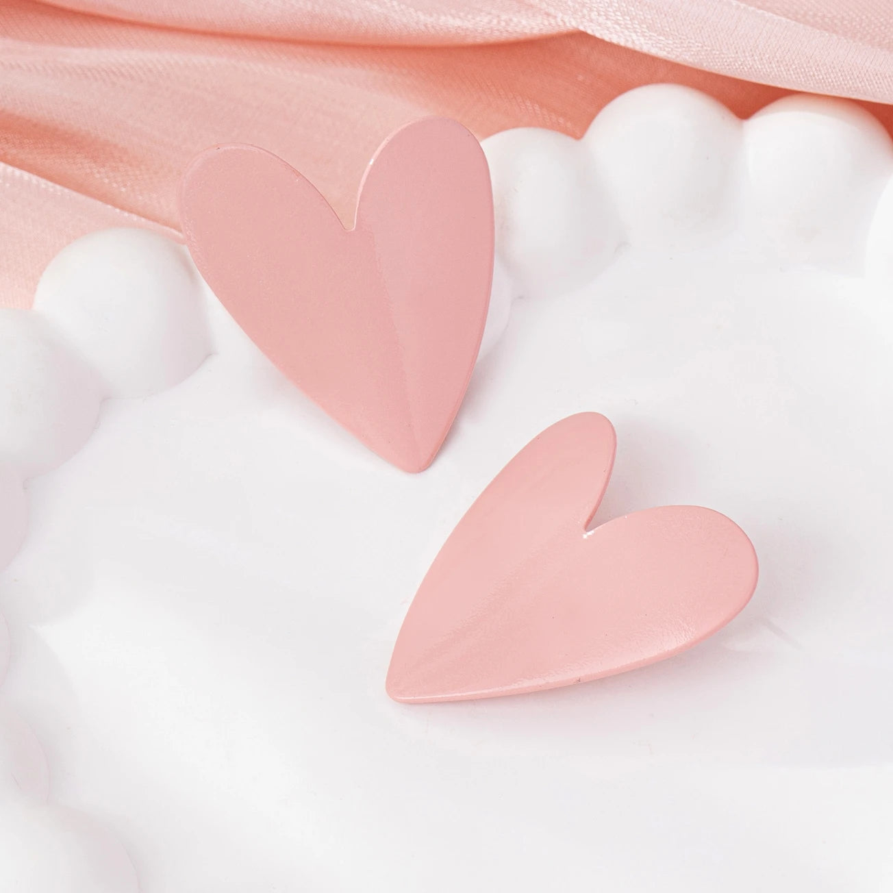 A Pair of Women's Earrings, Smooth Irregular Heart-Shaped Earrings, Suitable for Everyday Wear and Vacation Wear