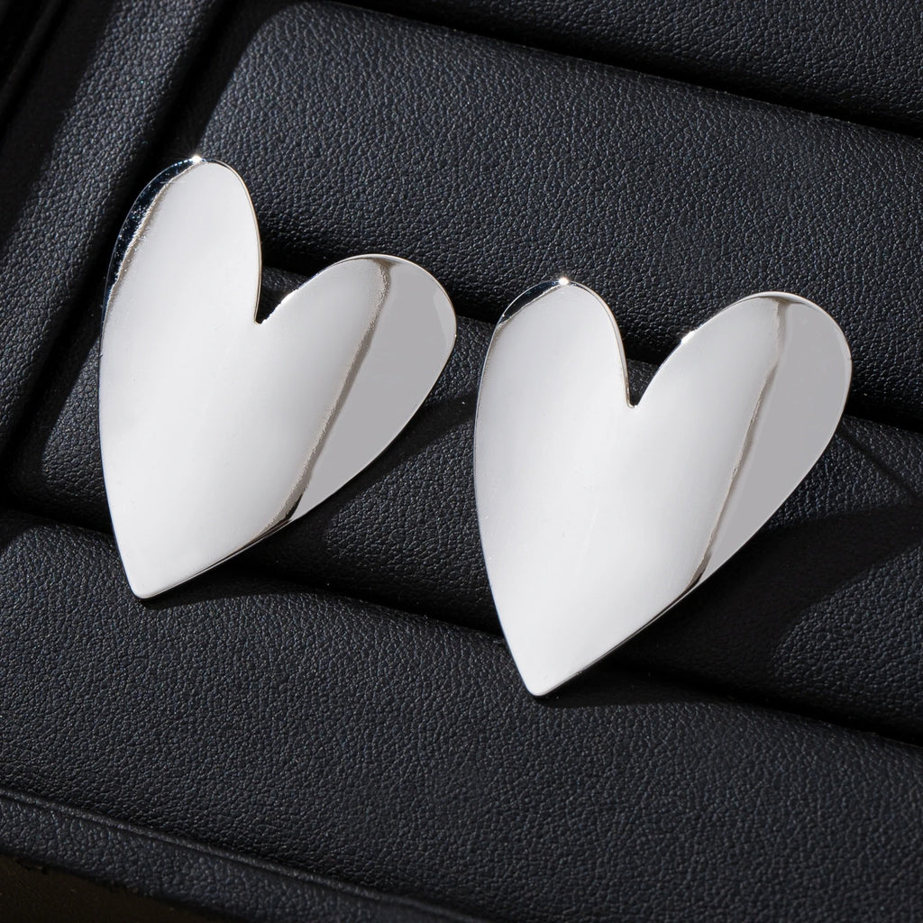 A Pair of Women's Earrings, Smooth Irregular Heart-Shaped Earrings, Suitable for Everyday Wear and Vacation Wear