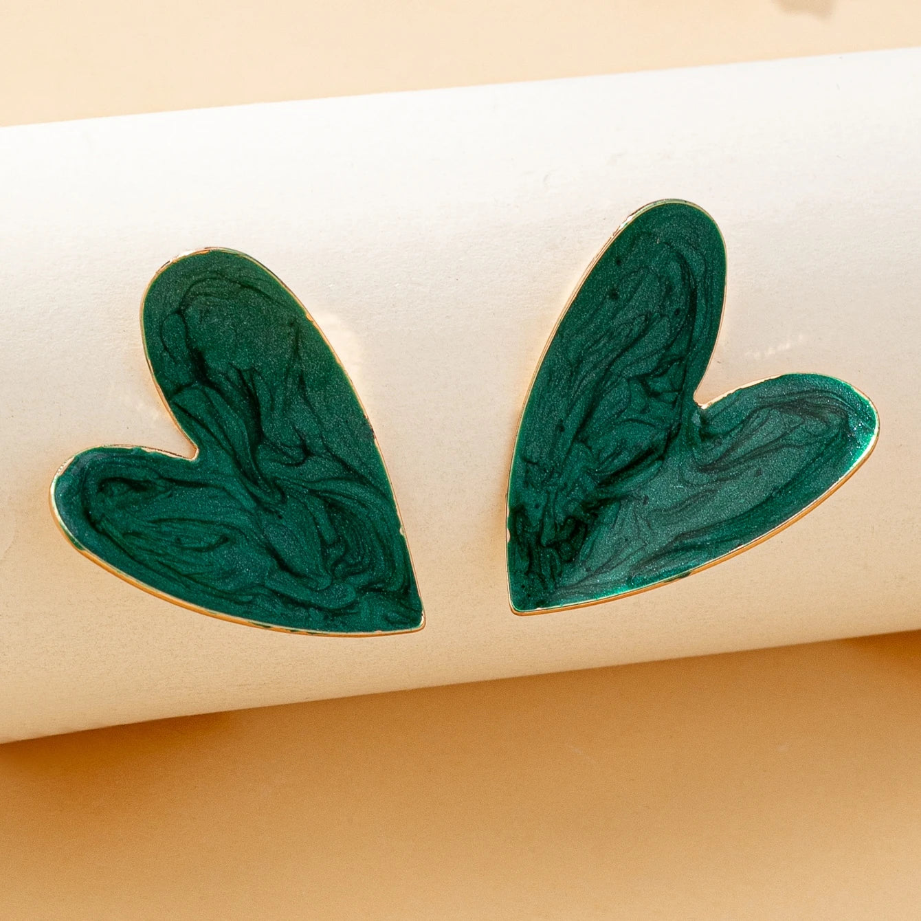 A Pair of Women's Earrings, Smooth Irregular Heart-Shaped Earrings, Suitable for Everyday Wear and Vacation Wear