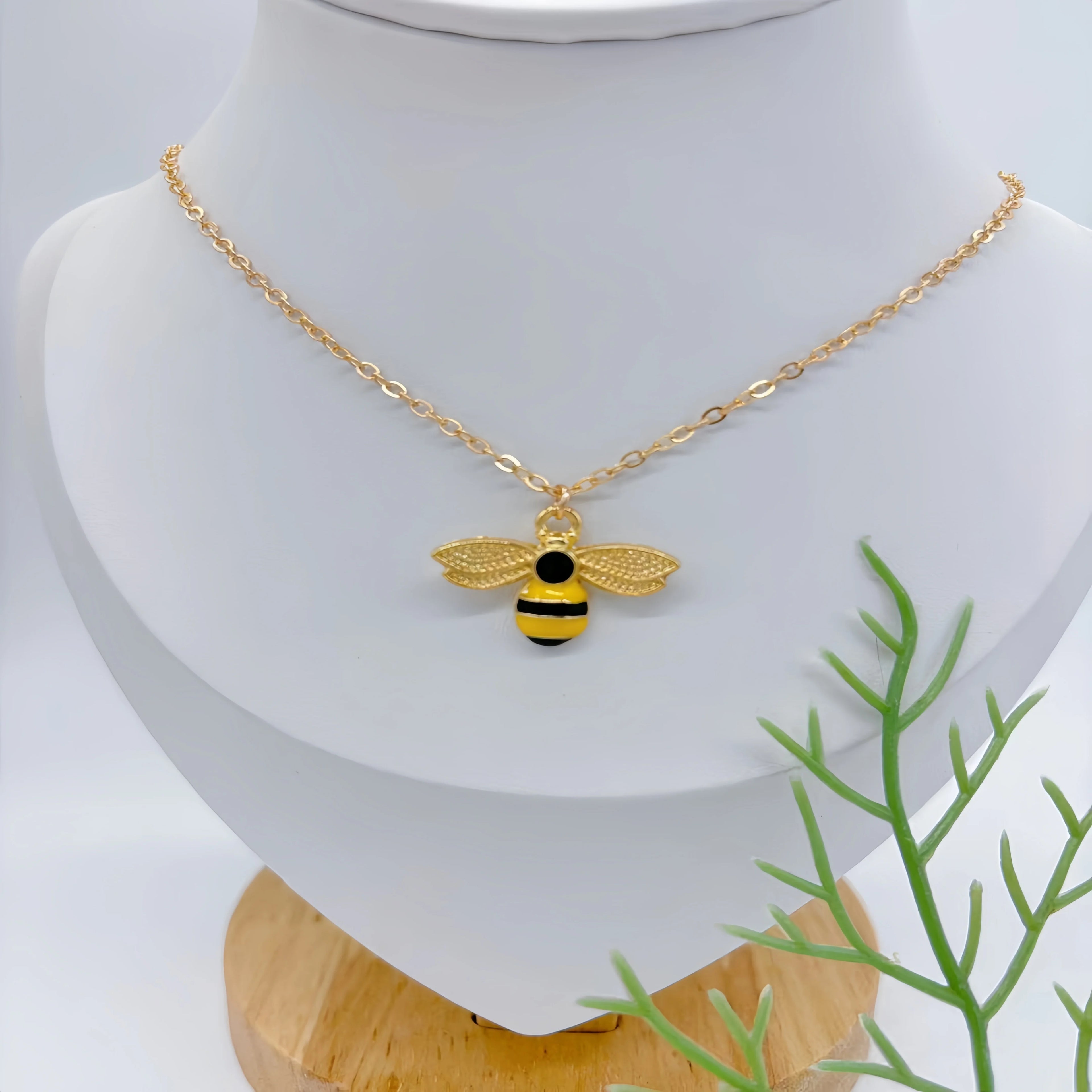The 2025 summer classic sweet wine red cherry pendant necklace is a fashionable and individual fruit golden chain necklace for w