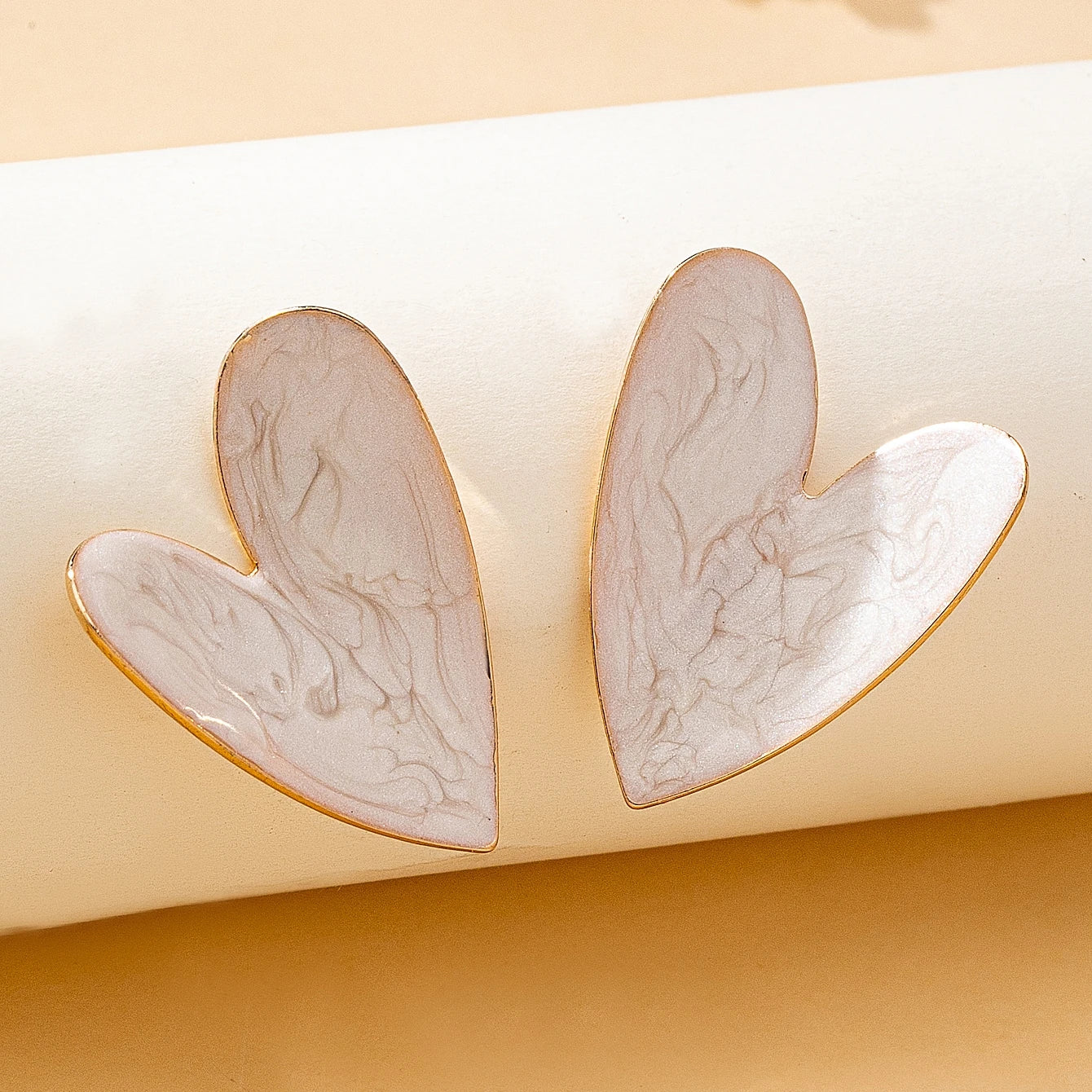 A Pair of Women's Earrings, Smooth Irregular Heart-Shaped Earrings, Suitable for Everyday Wear and Vacation Wear