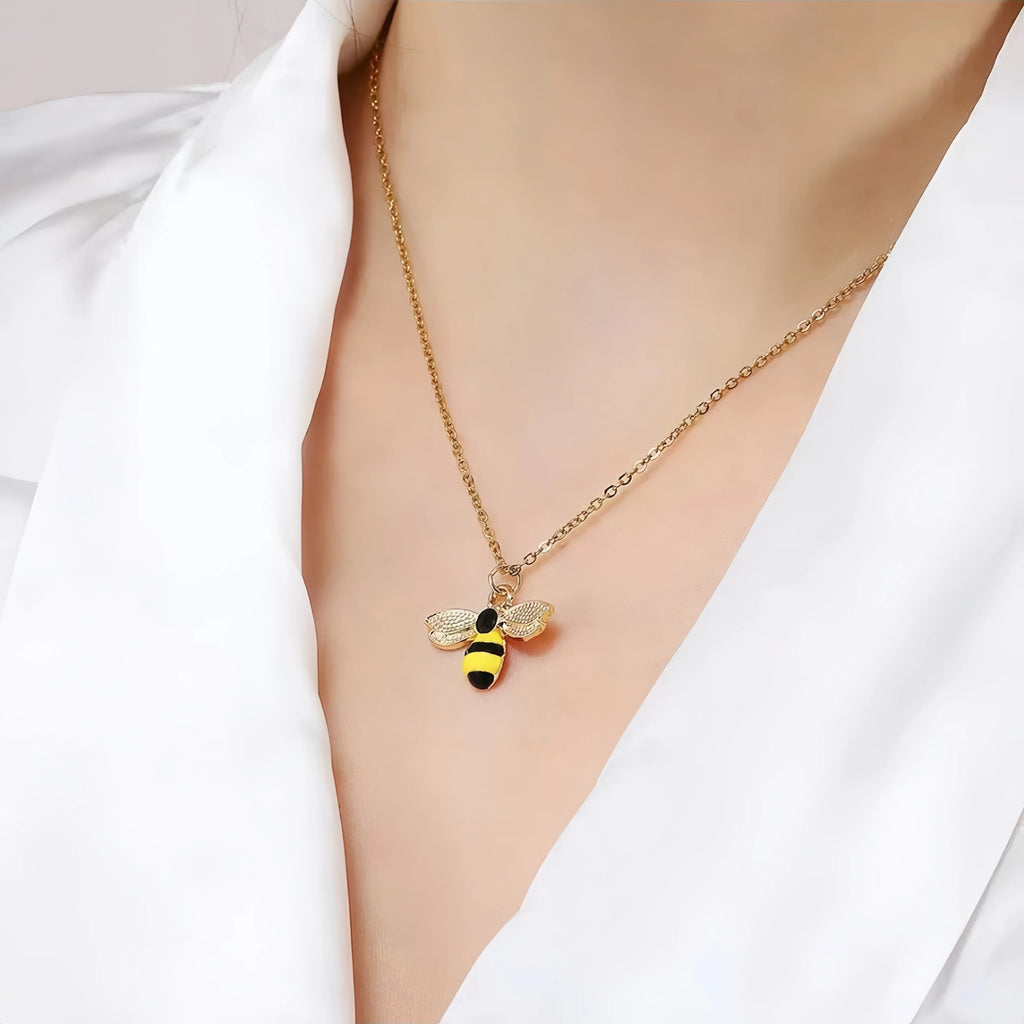 The 2025 summer classic sweet wine red cherry pendant necklace is a fashionable and individual fruit golden chain necklace for w