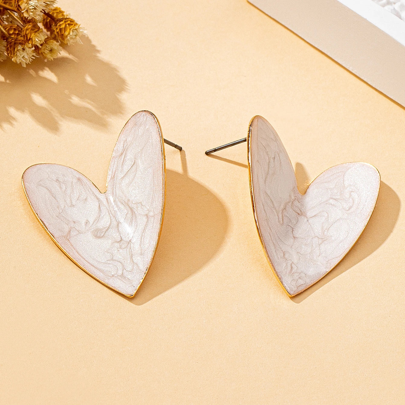 A Pair of Women's Earrings, Smooth Irregular Heart-Shaped Earrings, Suitable for Everyday Wear and Vacation Wear