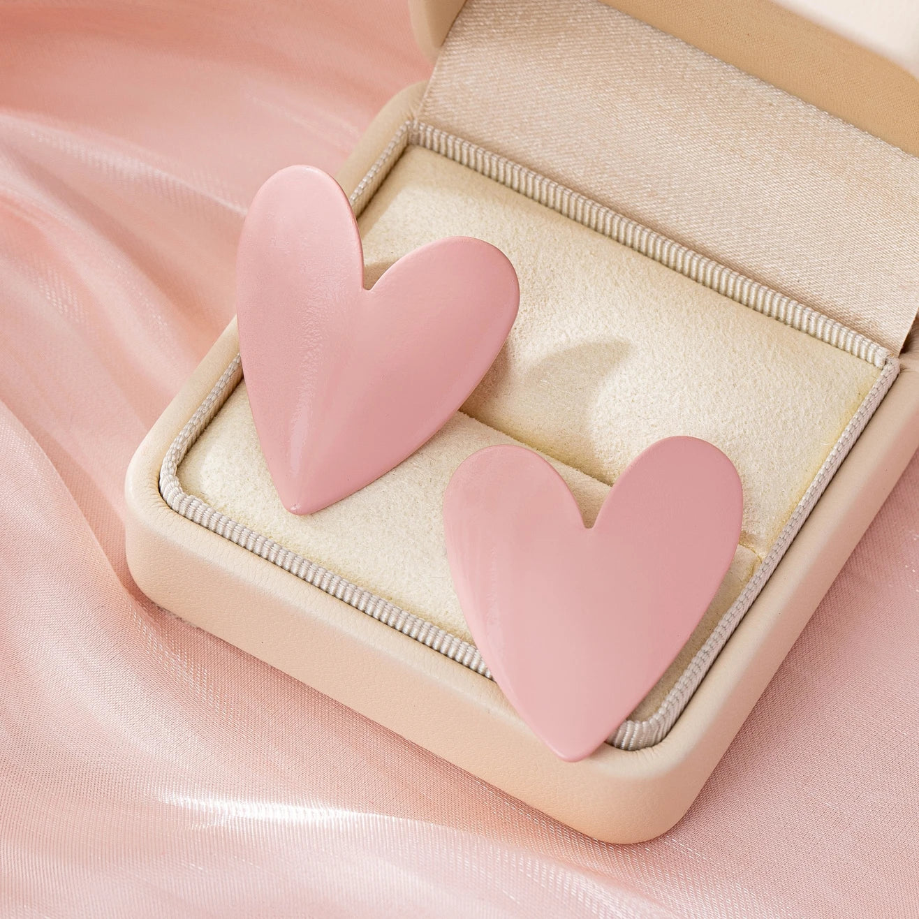 A Pair of Women's Earrings, Smooth Irregular Heart-Shaped Earrings, Suitable for Everyday Wear and Vacation Wear