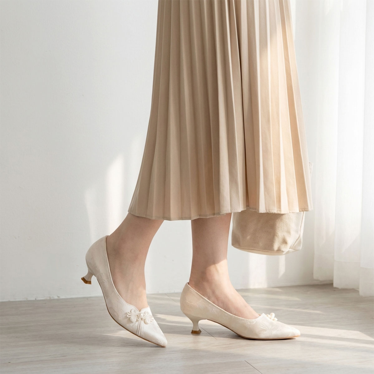 White Black Jacquard Pointed Toe Kitten Heel Pumps, Elegant Floral Accent Women's Dress Shoes  Ivory Black Wedding & Party Pumps